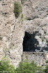 Auch ein paar kleine einfach in den Fels gehauene Tunnel bietet die Strecke durch die Combe du Queyras